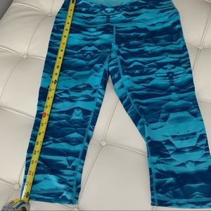 Z by Zella Geometric Cropped Capri leggings